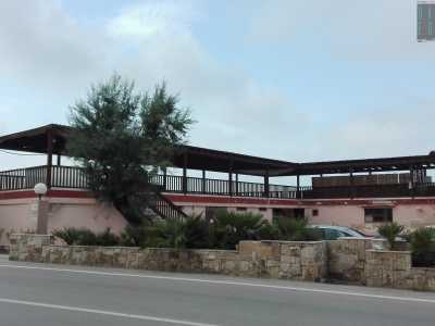 Successivamente fu realizzata anche un�ampia veranda in legno con vista sul mare, anch�essa abbandonata oggi al suo destino
